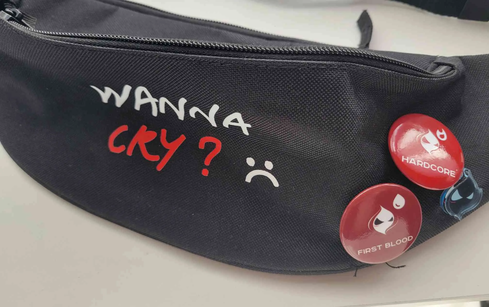 Image de sacoche "Wannacry" et Pins "Hardcore" et "First Blood"